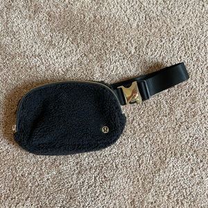Sherpa lululemon everywhere belt bag
